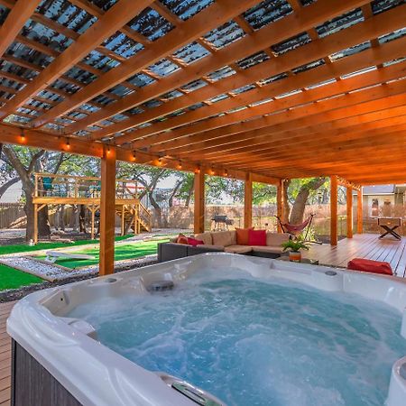 Luxurious Home With Hot Tub & Tree Deck By 6Flags San Antonio Ngoại thất bức ảnh